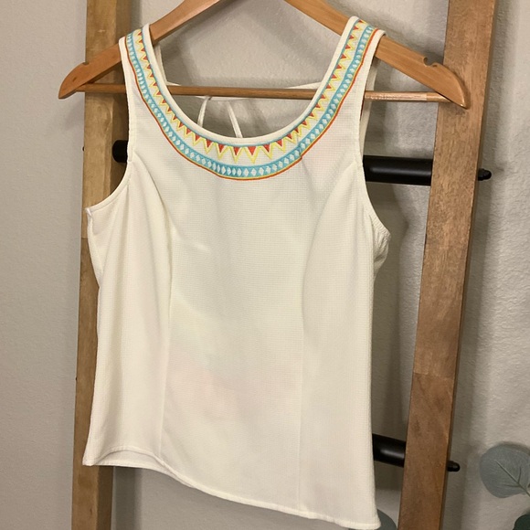 Lulumari Embroidered Open Back Top - Picture 2 of 6